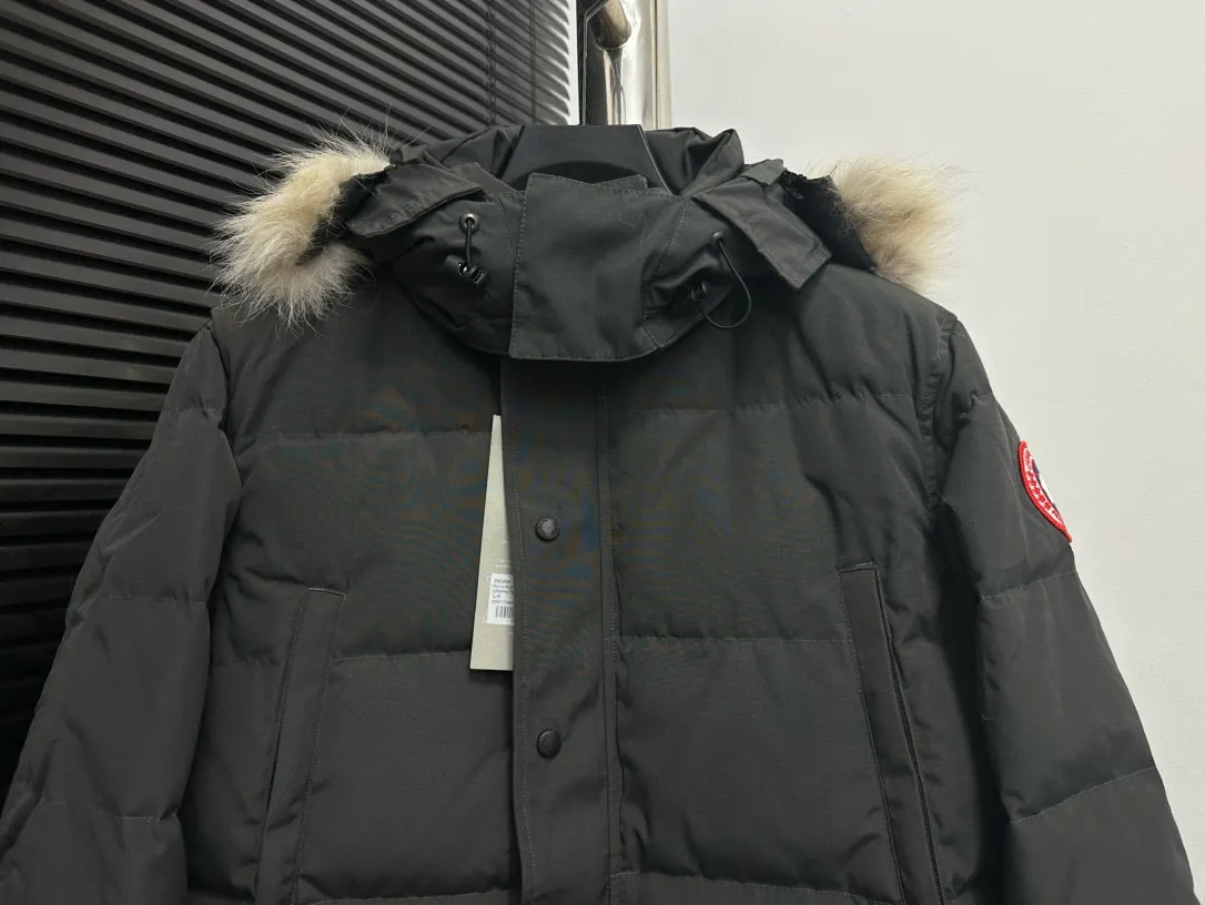 P780 [canada goose wyndham] 29 parka down jackets. The fabric is as soft and hard as the original. It can be restored by kneading at will (fabric misunderstanding: fabrics with high hardness are not waterproof. Only those who buy the latest authentic version this year will notice the softness and comfort of the fabric). The down is synchronized with the authentic white duck down. It is fluffy and not clumps. The electronically controlled down filling machine is filled with down. The zipper is customized with authentic ykk military grade copper core zipper puller. The high-hardness, non-stuck fur collar is made from original and custom-made western Canadian coyote skin. All workmanship and wiring are controlled by workers with more than ten years of service. They must be horizontal and vertical, and no crookedness is allowed. The wiring density inside is more sophisticated. Fighters in the world 29 battle all kinds of world products. Size: XS-XXL